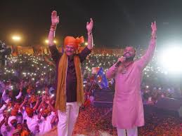 Photo of लखनऊ के सरोजनीनगर में भजन संध्या में उमड़ा श्रद्धालुओं का सैलाब, कन्हैया मित्तल ने बांधा समां