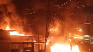 Photo of कानपुर में शॉर्ट सर्किट से दो जगह भीषण आग, एक युवक की मौत, कई दुकानें और मकान राख