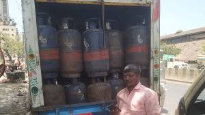 Photo of मुंबई में LPG की कालाबाजारी पर बड़ी कार्रवाई, 451 सिलेंडर और 8 वाहन जब्त