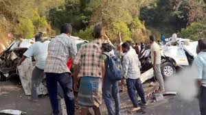 Photo of तमिलनाडु के वालपारई में भीषण वैन हादसा, 10 पर्यटकों की मौत, कई घायल