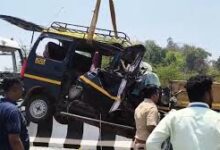 Photo of कल्याण में भीषण सड़क हादसा: डंपर-इको कार की टक्कर में 11 की मौत, एक गंभीर घायल