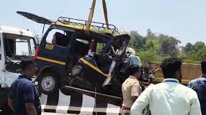 Photo of कल्याण में भीषण सड़क हादसा: डंपर-इको कार की टक्कर में 11 की मौत, एक गंभीर घायल