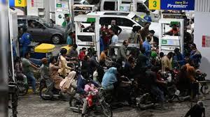 Photo of पाकिस्तान में पेट्रोल-डीजल महंगा: किराए में भारी उछाल, आम जनता पर बढ़ा बोझ