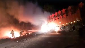 Photo of बहराइच में भीषण सड़क हादसा: ट्रेलर, डीसीएम और पिकअप की टक्कर के बाद आग, दो चालकों की जिंदा जलकर मौत