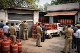 Photo of यूपी में ईंधन कालाबाजारी पर बड़ा एक्शन, 23 हजार से ज्यादा छापे, 238 एफआईआर दर्ज