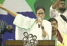 Photo of वोटिंग के बीच सड़कों पर उतरीं ममता बनर्जी, चुनाव में धांधली के लगाए आरोप