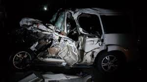 Photo of मऊ में भीषण सड़क हादसा: शादी से लौट रहे परिवार की कार ट्रेलर से टकराई, 5 की मौत