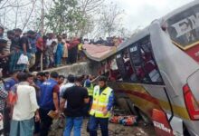 Photo of बांग्लादेश में बड़ा सड़क हादसा: मजदूरों से भरा ट्रक पलटा, 15 लोगों की मौत, 10 घायल