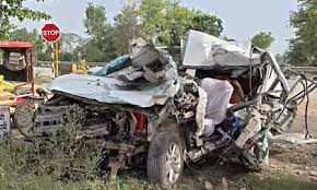 Photo of बाराबंकी में दर्दनाक सड़क हादसा, ट्रेलर से टकराई इनोवा, 4 श्रद्धालुओं की मौत, 3 गंभीर