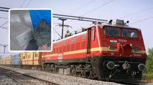 Photo of लखनऊ रेलवे स्टेशन पर सनसनी, ट्रेन के S1 कोच से मिला कटा हुआ शव
