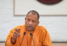Photo of यूपी में अफसरों के लिए नया फरमान, सांसद-विधायकों का खड़े होकर करना होगा स्वागत