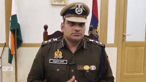 Photo of बरेली में SSP अनुराग आर्य का बड़ा एक्शन, थर्ड डिग्री, लापरवाही और सोशल मीडिया उल्लंघन में 3 पुलिसकर्मियों पर गिरी गाज