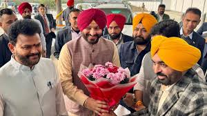 Photo of हलवारा एयरपोर्ट पहुंचे CM भगवंत मान, आज लुधियाना दौरे पर रहेंगे अरविंद केजरीवाल