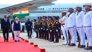 Photo of सेशेल्स पहुंचे पीएम मोदी, ‘गार्ड ऑफ ऑनर’ से हुआ भव्य स्वागत; भारत ने सौंपे युद्धपोत और एम्बुलेंस