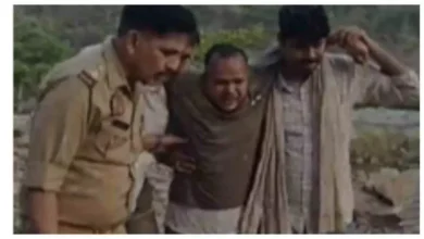 Photo of सोनभद्र में तस्करों का फिल्मी अंदाज, पुलिस से बचने को उड़ाए नोट, दो घंटे की मुठभेड़ के बाद एक गिरफ्तार