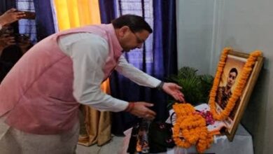 Photo of शहीद लेफ्टिनेंट बीरेश्वर गोस्वामी के घर पहुंचे सीएम धामी, कहा- अल्मोड़ा में बनेगा स्मृति द्वार