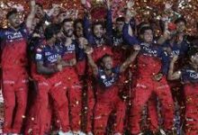 Photo of लगातार दूसरी बार IPL चैंपियन बनी RCB, कप्तान रजत पाटीदार ने दिवंगत प्रशंसकों को समर्पित की ट्रॉफी