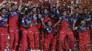 Photo of लगातार दूसरी बार IPL चैंपियन बनी RCB, कप्तान रजत पाटीदार ने दिवंगत प्रशंसकों को समर्पित की ट्रॉफी