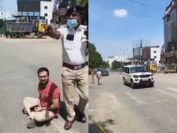 Photo of VIP मूवमेंट के लिए आधे घंटे जाम में फंसा युवक, प्रेग्नेंट पत्नी के साथ सड़क पर बैठकर जताया विरोध,वीडियो वायरल