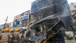 Photo of लखनऊ अग्निकांड के बाद बड़ा एक्शन: LDA ने जारी किया ध्वस्तीकरण नोटिस, अवैध बिल्डिंग होगी जमींदोज