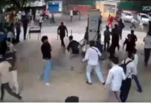 Photo of दिल्ली : पुलिस पर पथराव और बोतलें फेंकते दिखे उपद्रवी, सामने आया CCTV