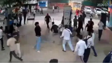 Photo of दिल्ली : पुलिस पर पथराव और बोतलें फेंकते दिखे उपद्रवी, सामने आया CCTV