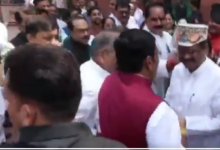 Photo of इस्तीफे के बाद पहली बार संसद पहुंचे धर्मेंद्र प्रधान, NDA सांसदों ने किया स्वागत, विपक्ष ने लगाए नारे