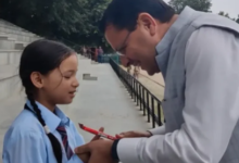Photo of CM धामी से मिली नन्ही बच्ची, नाम पूछा तो बोली –  ‘श्री पुष्कर सिंह धामी’ मासूम जवाब ने जीता दिल