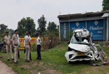 Photo of मध्य प्रदेश में दर्दनाक हादसा: खड़े ट्रक से टकराई कार, एक ही परिवार के 4 लोगों की मौत, महिला गंभीर