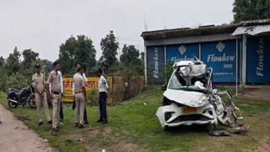 Photo of मध्य प्रदेश में दर्दनाक हादसा: खड़े ट्रक से टकराई कार, एक ही परिवार के 4 लोगों की मौत, महिला गंभीर