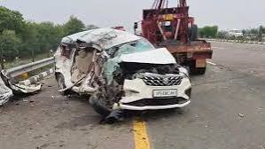 Photo of ﻿उन्नाव में भीषण सड़क हादसा: एक्सप्रेसवे पर बस ने डिवाइडर पार कर कार को रौंदा, एक ही परिवार के 5 लोगों की मौत
