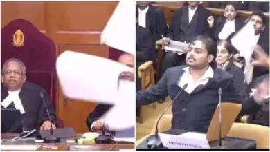 Photo of सुप्रीम कोर्ट में हंगामा करने वाले दो कानून के छात्रों को दिल्ली पुलिस ने किया गिरफ्तार, दो दिन की रिमांड पर भेजा गया
