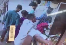 Photo of काशी विश्वनाथ मंदिर के बाहर PAC जवान की कार्बाइन से अचानक फायरिंग, 3 लोग घायल, CCTV फुटेज आया सामने