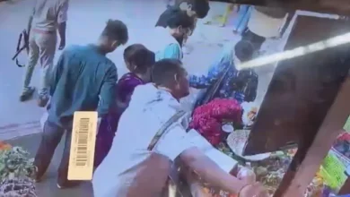 Photo of काशी विश्वनाथ मंदिर के बाहर PAC जवान की कार्बाइन से अचानक फायरिंग, 3 लोग घायल, CCTV फुटेज आया सामने