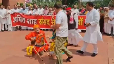 Photo of राम मंदिर के कथित चढ़ावा चोरी मामले पर संसद के बाहर विपक्ष का प्रदर्शन, साधु के वेश में पहुंचे पप्पू यादव