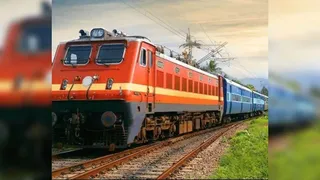 Photo of ट्रेन लेट हुई तो छूटने वाली थी परीक्षा, DRM ने खोला स्पेशल कोच का दरवाजा, 40 से अधिक छात्रों को समय पर पहुंचाया