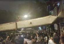 Photo of कुर्ला में बड़ा हादसा: ओवरहेड लाइन पर गिरी विशाल क्रेन, 8 लोग घायल