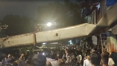 Photo of कुर्ला में बड़ा हादसा: ओवरहेड लाइन पर गिरी विशाल क्रेन, 8 लोग घायल