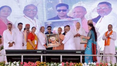 Photo of देवरिया में सीएम योगी के बड़े ऐलान: 2 करोड़ युवाओं को टैबलेट, 1 लाख नौकरियों का दावा 45 हजार होमगार्ड और 36 हजार पुलिसकर्मियों की होगी भर्ती