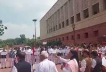 Photo of संसद में गतिरोध के बीच NDA का राहुल गांधी के खिलाफ मार्च, ‘माफी मांगो’ के लगाए नारे, विपक्ष पर लगाए सदन न चलने देने के आरोप