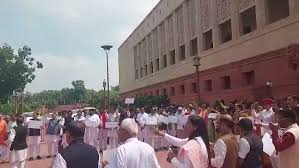 Photo of संसद में गतिरोध के बीच NDA का राहुल गांधी के खिलाफ मार्च, ‘माफी मांगो’ के लगाए नारे, विपक्ष पर लगाए सदन न चलने देने के आरोप