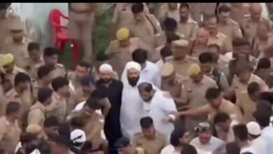 Photo of अतीक के बेटे अबान को पिता की कब्र के पास किया गया सुपुर्द-ए-खाक, एक-दूसरे से लिपटकर रोए उमर, अली और एहजम