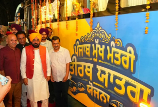 Photo of पंजाब की तीर्थयात्रा योजना का विस्तार, 15 एसी स्लीपर बसों को केजरीवाल-मान ने दिखाई हरी झंडी