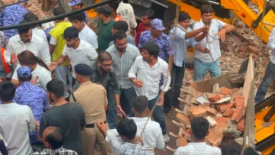 Photo of सत्य निकेतन हादसे के बाद MCD का बड़ा एक्शन, बगल की जर्जर बिल्डिंग खाली कराने का नोटिस, 3 दिन में गिराने का आदेश