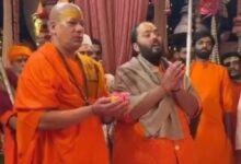 Photo of मुकेश अंबानी के विशेष आमंत्रण पर एंटीलिया पहुंचे परम पूज्य आचार्य महामंडलेश्वर स्वामी कैलाशानंद गिरिजी महाराज, पूरे अंबानी परिवार को दिया आशीर्वाद
