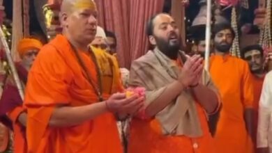 Photo of मुकेश अंबानी के विशेष आमंत्रण पर एंटीलिया पहुंचे परम पूज्य आचार्य महामंडलेश्वर स्वामी कैलाशानंद गिरिजी महाराज, पूरे अंबानी परिवार को दिया आशीर्वाद