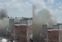 Photo of दिल्ली की फैक्टरी में लगी आग, घबराकर बगल की इमारत से कूदे लोग, 6 घायल