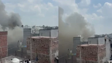Photo of दिल्ली की फैक्टरी में लगी आग, घबराकर बगल की इमारत से कूदे लोग, 6 घायल