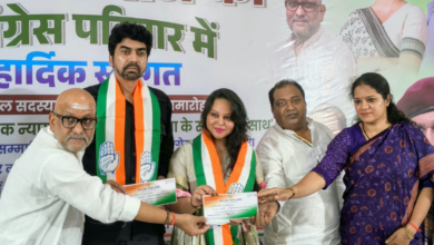 Photo of अजय राय की मौजूदगी में कांग्रेस में शामिल हुए पूर्व आईएएस डॉ. राकेश वर्मा और एक्ट्रेस ज़ारा खान
