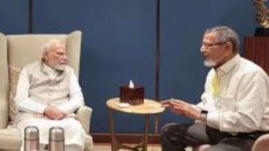 Photo of PM मोदी से मिले स्कूल के पुराने साथी, सामने रखा 15 साल पुराना जमीन विवाद; हफ्तेभर में विधायक ने छोड़ा कब्जा